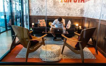 Büro mieten im modernen Business Center mit gemütlichen Loungebereichen am Kemperplatz in Berlin Tiergarten